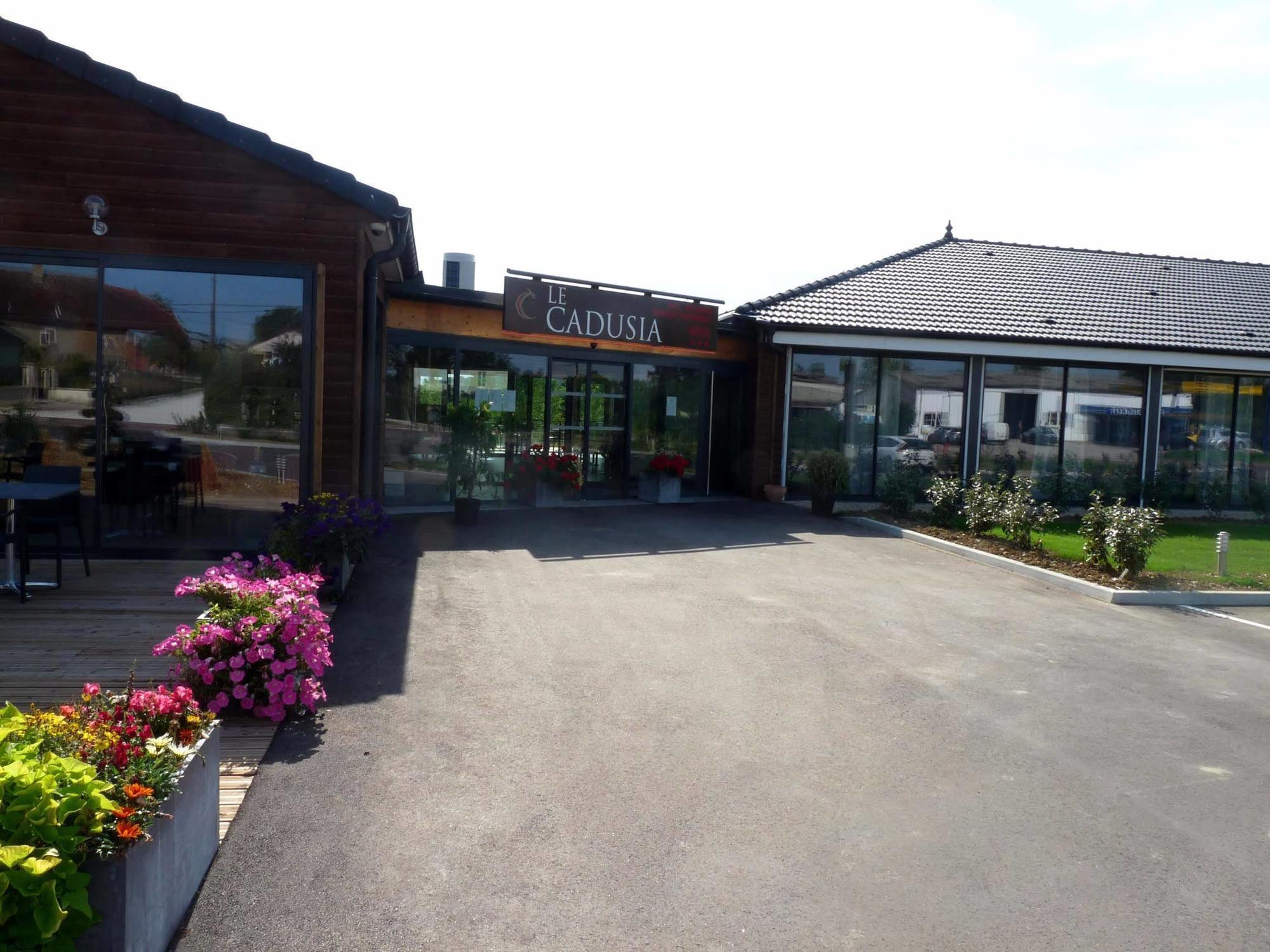 Logis Le Cadusia Hotel Chaource Exterior foto