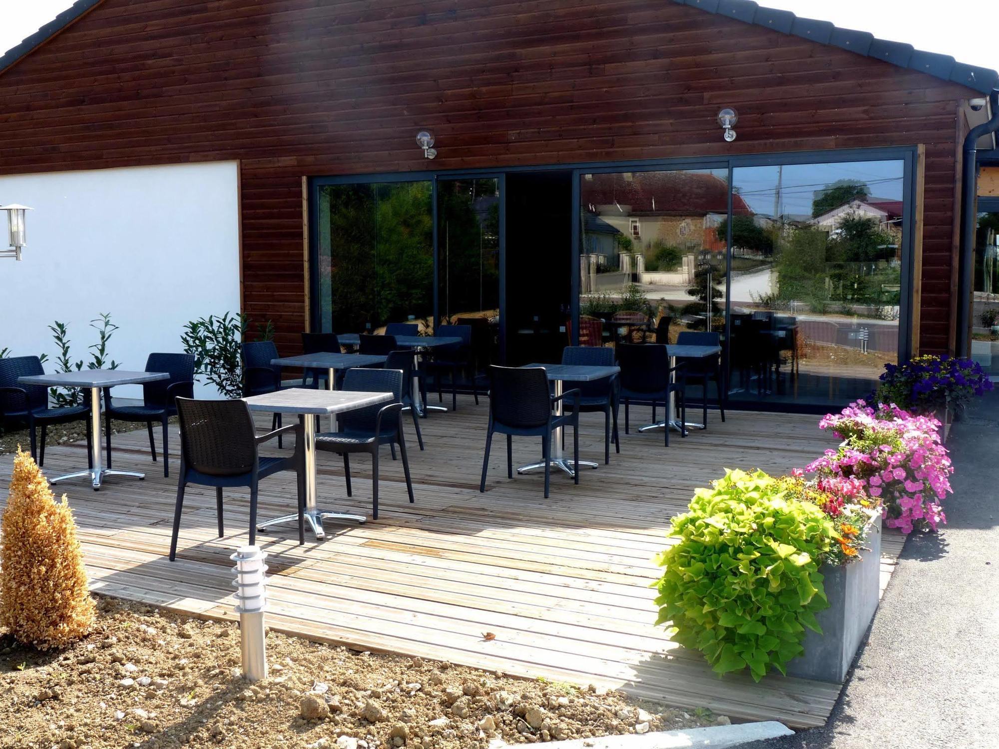 Logis Le Cadusia Hotel Chaource Exterior foto