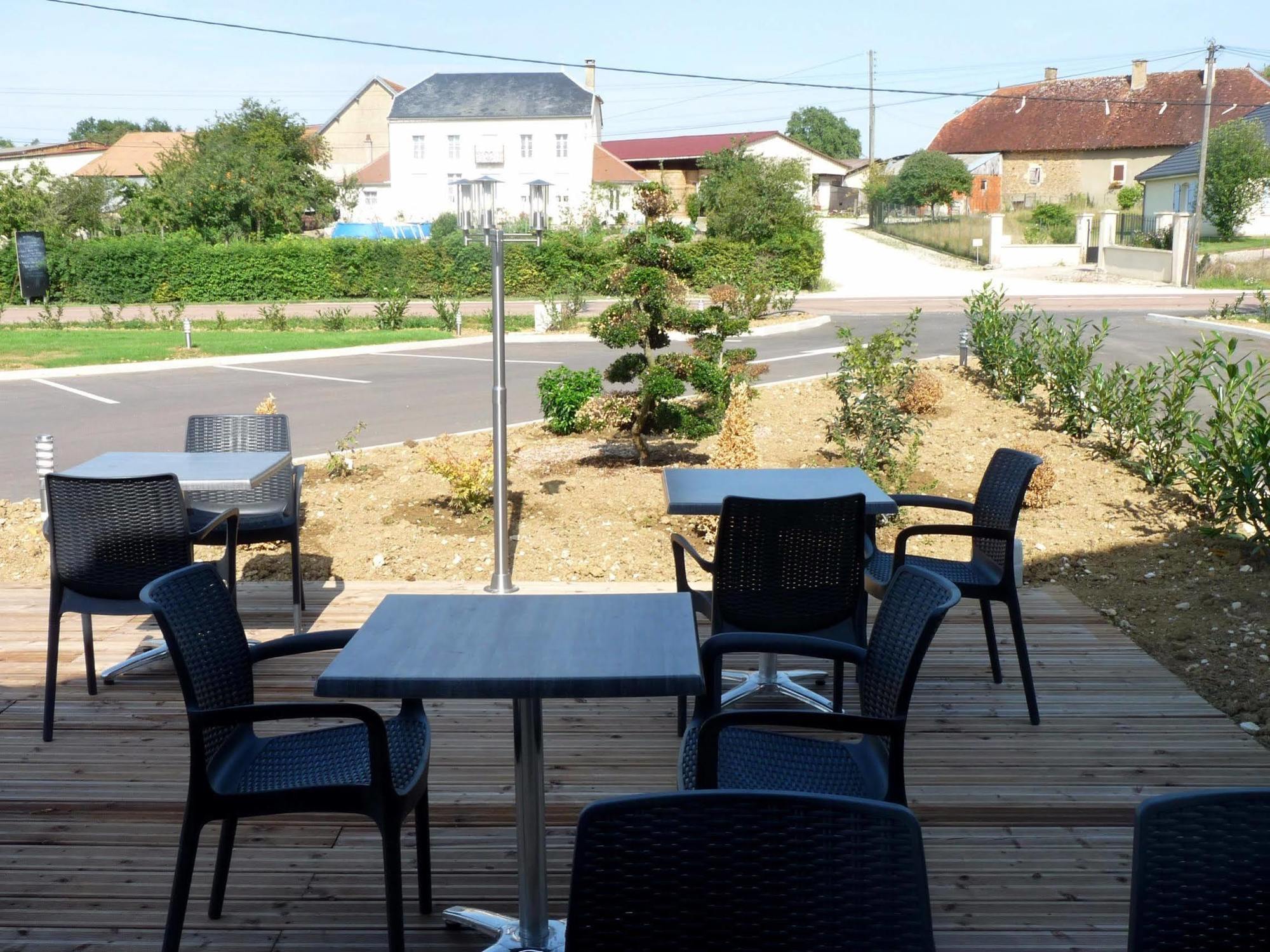 Logis Le Cadusia Hotel Chaource Exterior foto